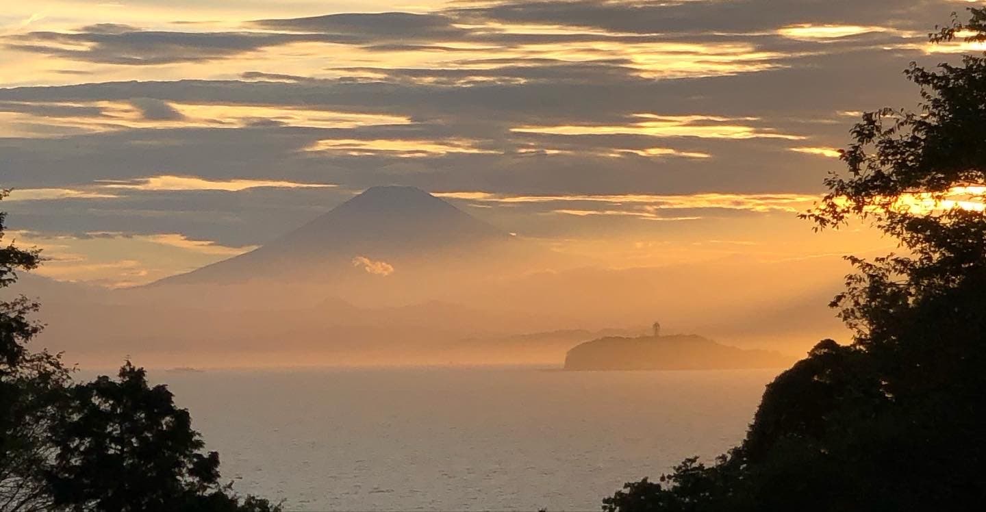 逗子・桜山の高台から望む、夕暮れの富士山と江ノ島と夕陽の一望