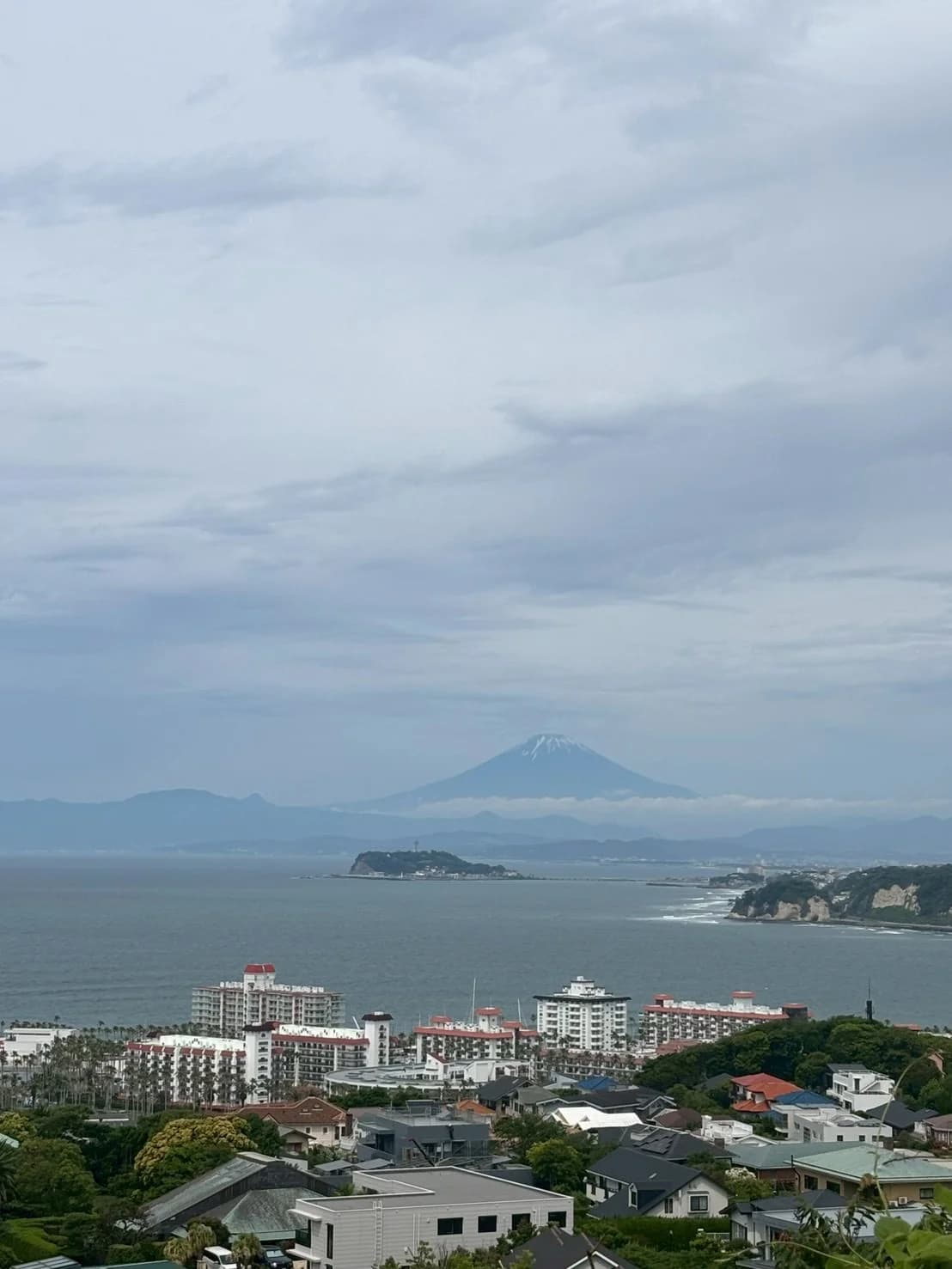 高台から望む海と江ノ島、遠くに見える富士山