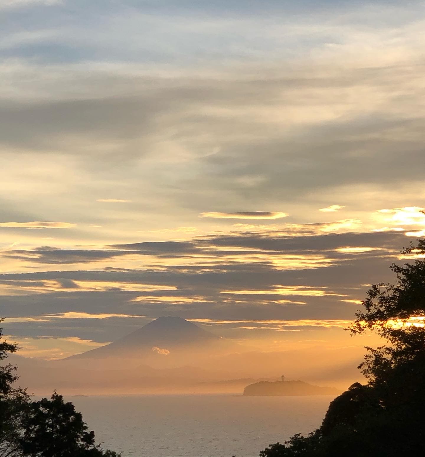 診療所のある高台から望む、夕暮れの富士山と江ノ島